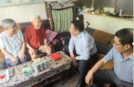 集团辅导探望慰问老党员老干部